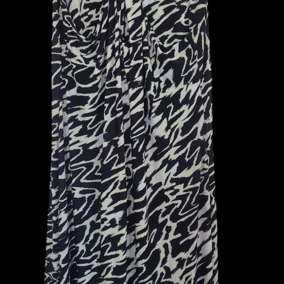 Chic Black and White Abstract Print Dress - Picture 10 of 16